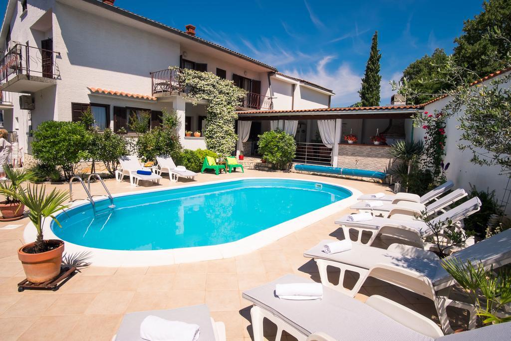 Apartment With Private Pool And Arbor Malinska Esterno foto