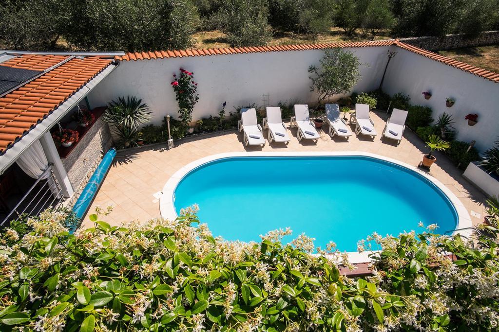 Apartment With Private Pool And Arbor Malinska Esterno foto